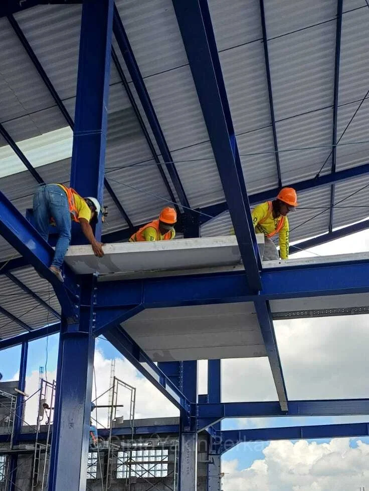 Pemasangan panel lantai Citicon di pabrik daerah Sidoarjo, Jawa Timur, Indonesia.
