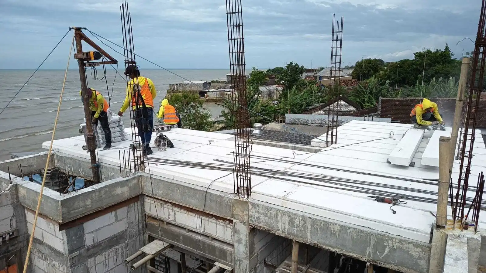 pemasangan panel lantai citicon di kota Tuban, Jawa Timur, Indonesia